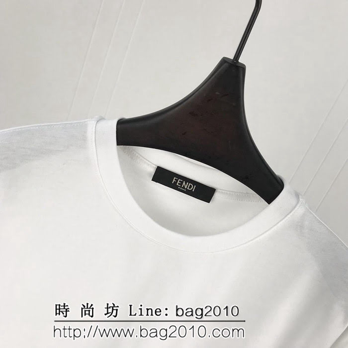 FENDI芬迪 x FLE19早春聯名款 口袋印花 白色短袖 簡約的一款短T 高版本男女同款 ydi2537